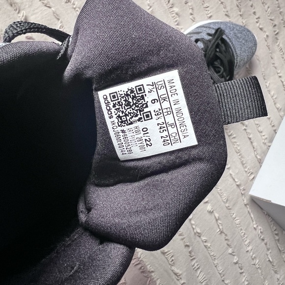 Women’s size 7.5 NWT adidas running shoes - Picture 6 of 6